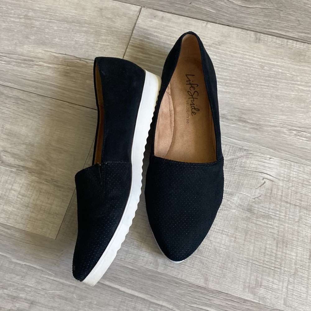 Black & White Flats - Picture 2 of 6